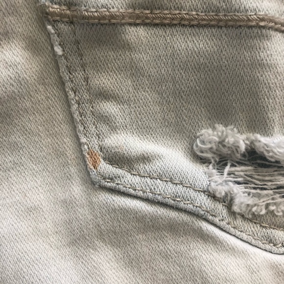 American Eagle Outfitters distressed jean shorts - Picture 7 of 8